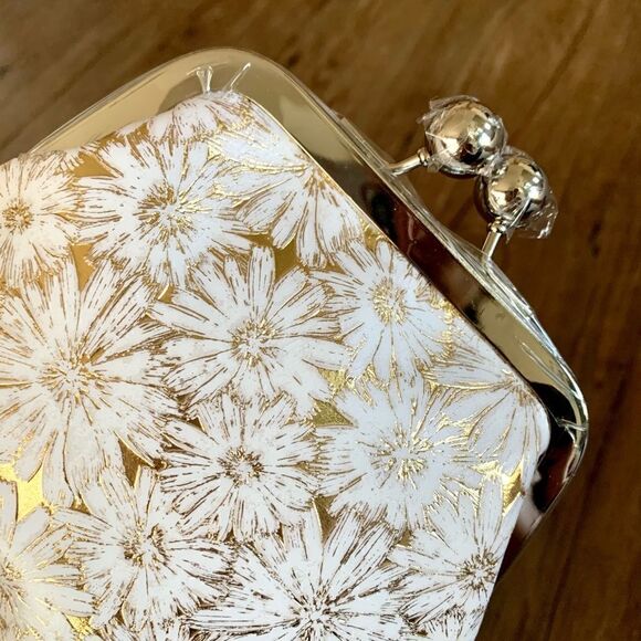 Handmade Vintage Style Genuine Leather Embossed Daisy Kisslock Phone Case/Pouch - Picture 9 of 12